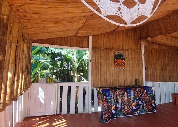 Chalé com deck de frente à praia do Vai-Quem-Quer