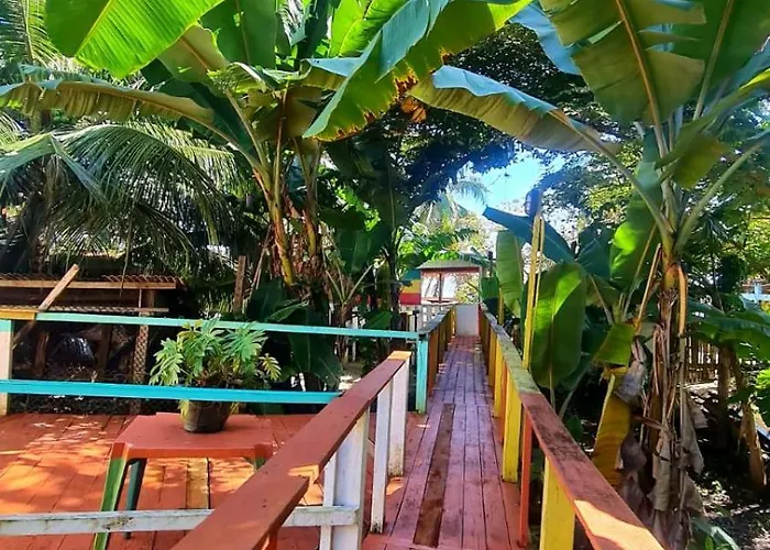 Chalé com deck de frente à praia do Vai-Quem-Quer